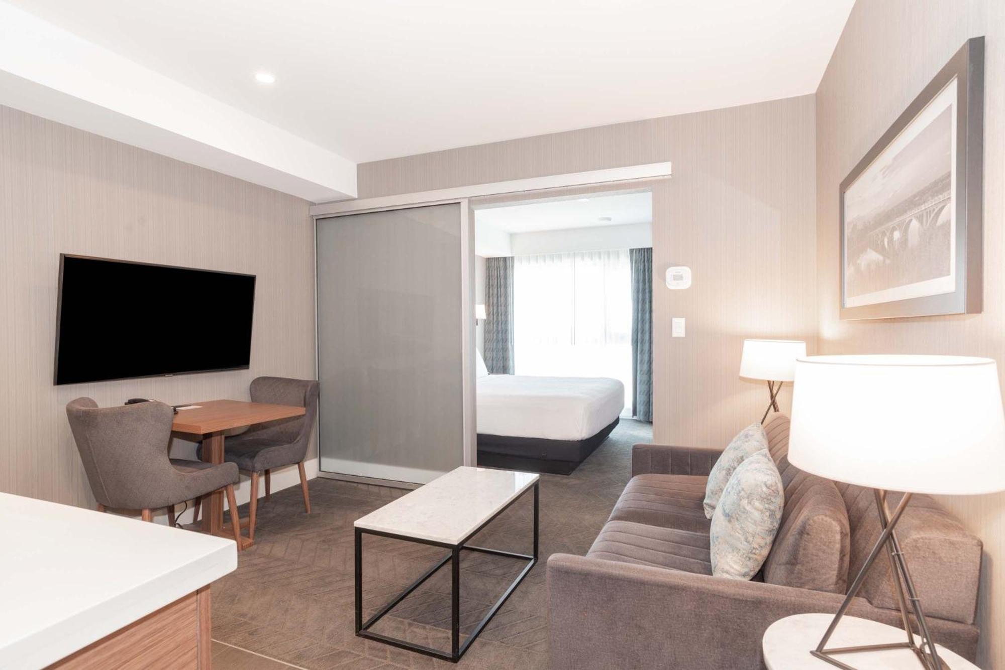 Sandman Signature Saskatoon South Hotel Esterno foto